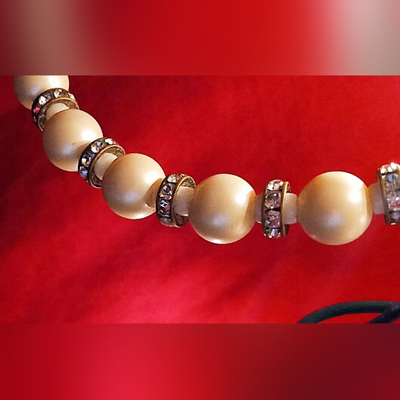 Beautiful Pearl and Crystal Necklace - Picture 4 of 4